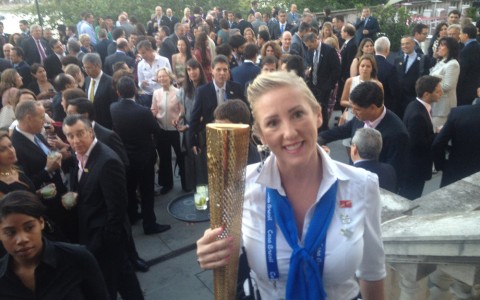 Laura holding the Olympic Torch – Laura segurando a tocha Olympic