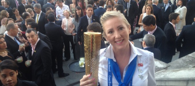 Laura holding the Olympic Torch – Laura segurando a tocha Olympic